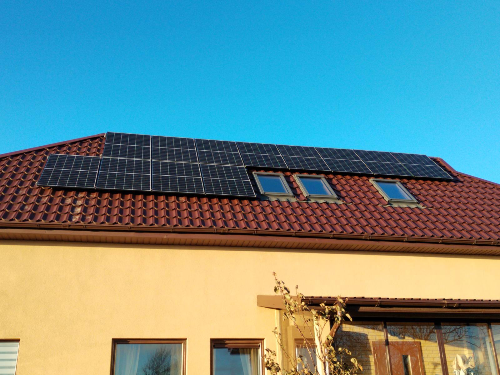 Saulės elektrinė ant namo stogo