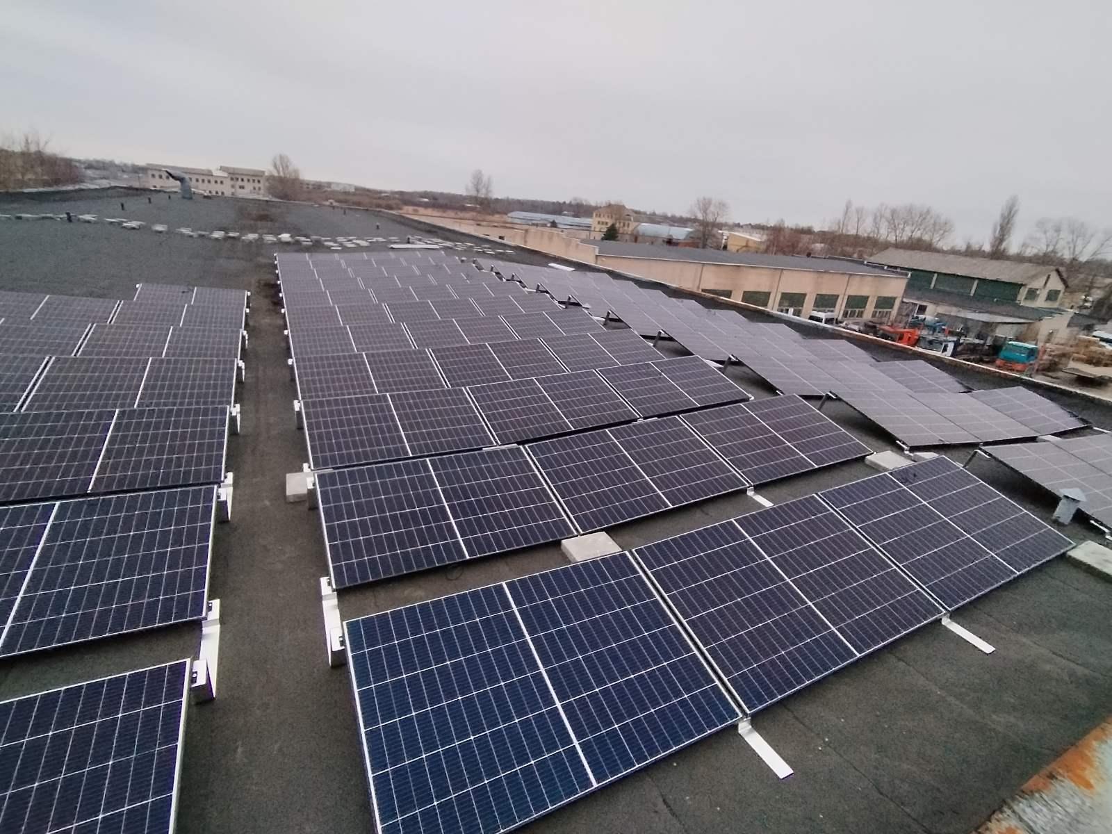 Saulės elektrinė ant plokščio stogo