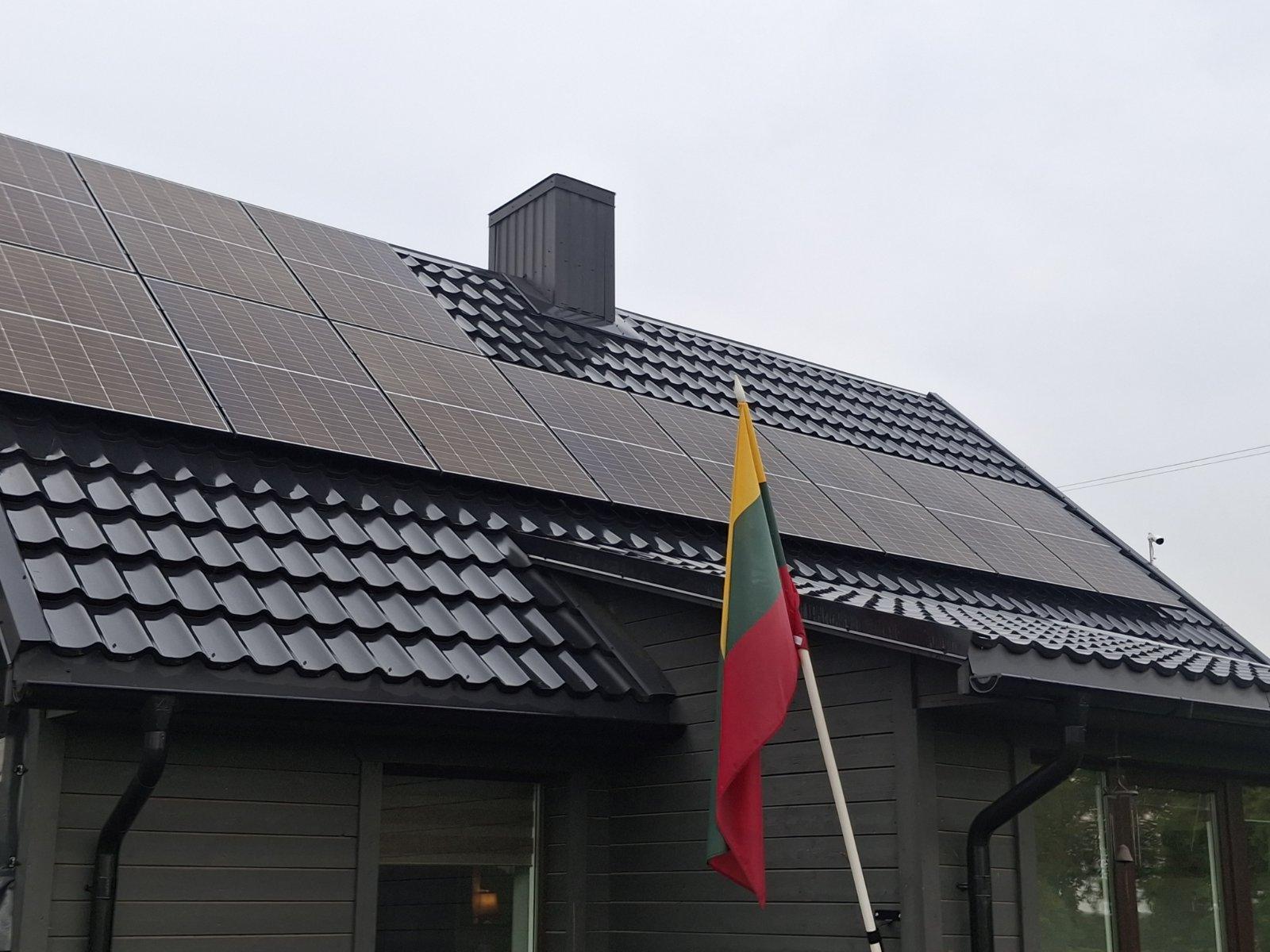 Namas su saulės elektrine ir trispalve